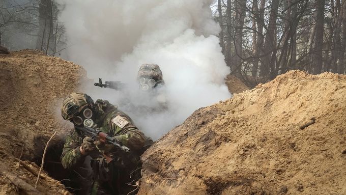 Ukrajinští vojáci v zákopu v Charkovské oblasti.