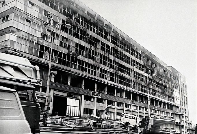 Požár ve Veletržním paláci v Holešovicích, ke kterému došlo 14. 8. 1974. Archivní snímek z historie Hasičského záchranného sboru v Praze.