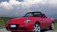 60 000 Kč: Fiat Barchetta - Kdo se bojí složitější techniky Alfy Romeo, může si pořídit jednodušší Barchettu z přelomu tisíciletí. Auto pohání atmosférický čtyřválec s objemem 1,8 litru. Roadster je snadno ovladatelný a zábavný. Ideál na klidné víkendové vyjížďky.