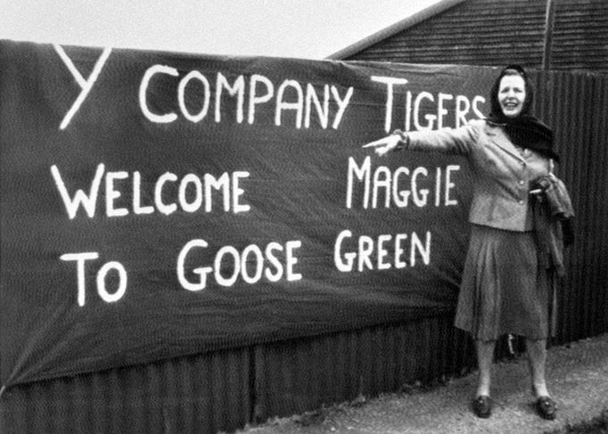 Margaret Thatcherová v lednu 1983 při návštěvě Falkland ukazuje na uvítací nápis, který zde pro ni připravili členové vojenské jednotky „The Tigers“ patřící do 1. Batalionu britského vojenského útvaru Royal Hampshire Regiment.