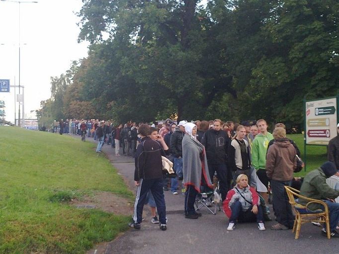 Už o půl sedmé se fronta táhla zhruba 300 metrů od stadionu a čítala okolo patnácti set zájemců o vstupenky