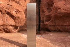 Tajemný monolit v poušti zamotal úřadům hlavy. I jako mimozemský je nezákonný, tvrdí