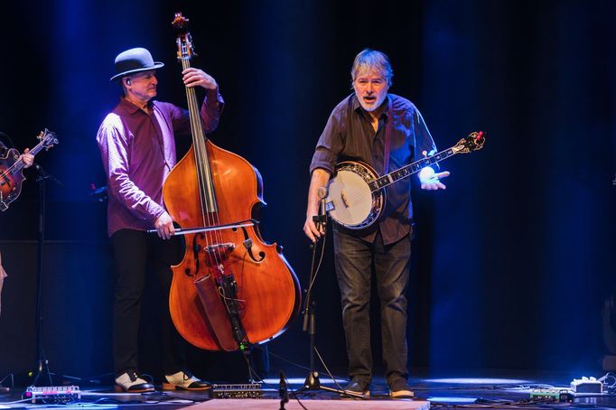 Kontrabasista Mark Schatz a banjista Béla Fleck.