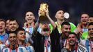 Finále MS ve fotbale 2022, Argentina - Francie: Lionel Messi s trofejí.