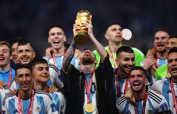 Finále MS ve fotbale 2022, Argentina - Francie: Lionel Messi s trofejí.