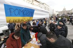 Na Václavském náměstí demonstrují tisíce lidí, vyjadřují podporu Ukrajině