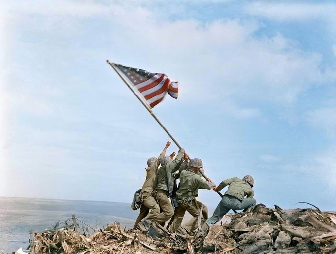 Joe Rosenthal, Vztyčování vlajky na Iwo Jimě, Iwo Jima, Japonsko, 23. února 1945, kolorováno.