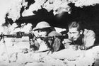 Dvojice československých vojáků s automatickými palným zbraněmi v typické střílně v jedné z tobruckých pevnůstek, která mnoho bezpečí jejím obráncům neskýtala.
