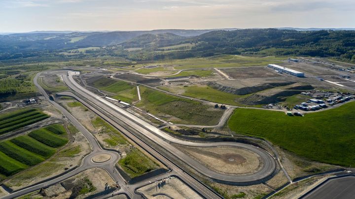 Testovací centrum BMW u Sokolova otevírá. Má dálnici pro autonomní auta a 27 jezer