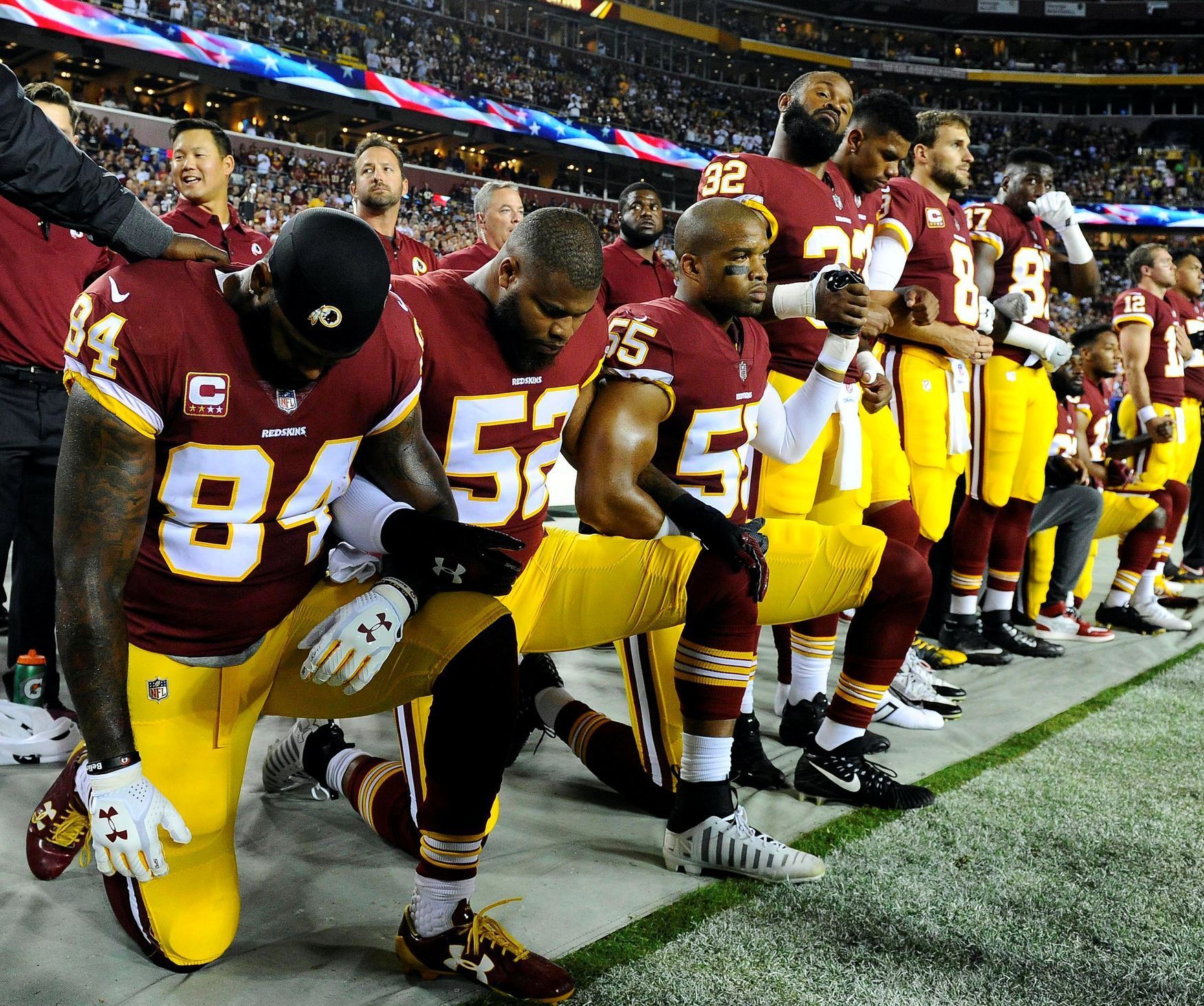 Hráči NFL klečí u US hymny