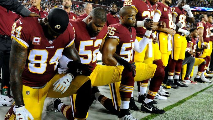 Hráči amerického fotbalu v NFL na protest bezpráví s rasistickým podtextem poklekali při hymně.
