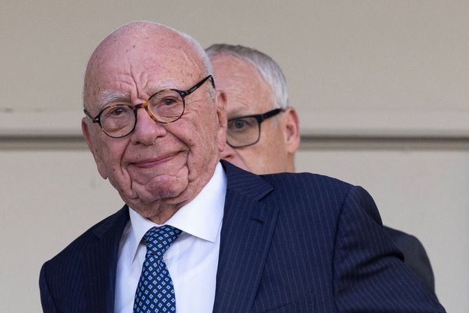 Miliardář a mediální magnát Rupert Murdoch se soudí se svými dětmi o to, kdo má vést po jeho smrti firmu.