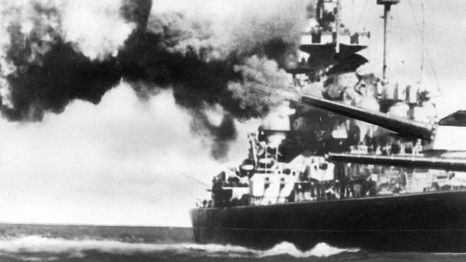 Bitevní loď Tirpitz na snímku z roku 1939.