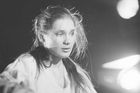 Eva Salzmannová jako Julie v Shakespearově Romeovi a Julii. Divadlo na okraji, 1981, režie Zdeněk Potužil.