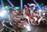 Vietnamci jsou mistři v jízdě na motorkách. Nic jiného jim ale ani nezbývá, neboť kvůli nízkým mzdám a především extrémním (i 100%) daním na dovážená auta jsou pro většinu rodin skútry jedinou možností dopravy.