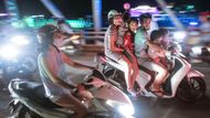 Vietnamci jsou mistři v jízdě na motorkách. Nic jiného jim ale ani nezbývá, neboť kvůli nízkým mzdám a především extrémním (i 100%) daním na dovážená auta jsou pro většinu rodin skútry jedinou možností dopravy.