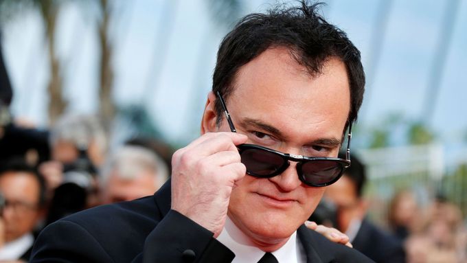 Quentin Tarantino přijíždí na premiéru Tenkrát v Hollywoodu.