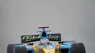 Pilot Renaultu Fernando Alonso v deštivé kvalifikaci na Velkou cenu Číny získal 15. pole position v kariéře.