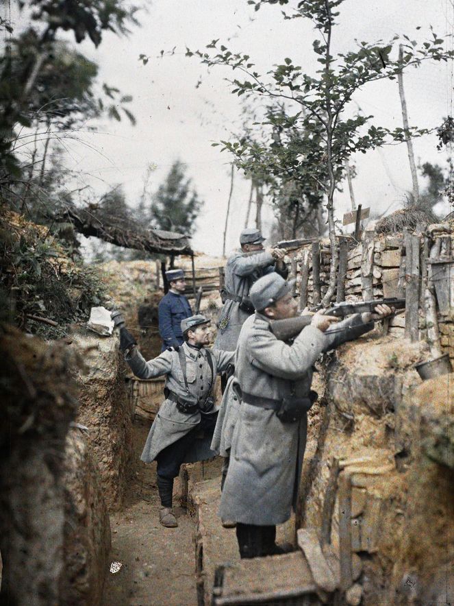 Vojáci v zákopech během bitvy na Sommě za první světové války, rok 1915. | Foto: Aktuálně.cz / Archiv Musée Albert-Kahn / CC-BY-4.0 / Se souhlasem k užití