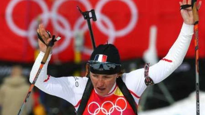 Frnacouzská biatlonistka Florence Baverelová-Robertová po vítězném sprintu na ZOH v Turíně.