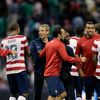 Jürgen Klinsmann se raduje s americkými fotbalisty z výhry v přátelském zápase v Mexiku