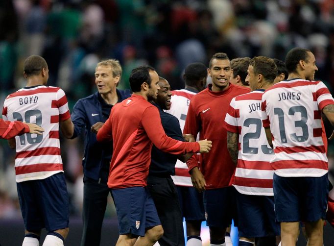 Jürgen Klinsmann se raduje s americkými fotbalisty z výhry v přátelském zápase v Mexiku