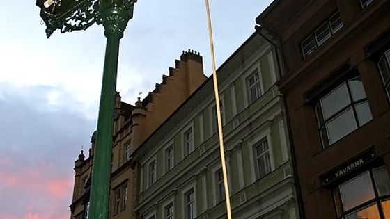 Ulice Prahy zas obchází lampář