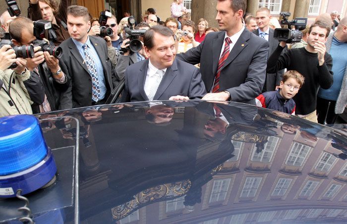 Premiér Paroubek odjíždí z Hradu