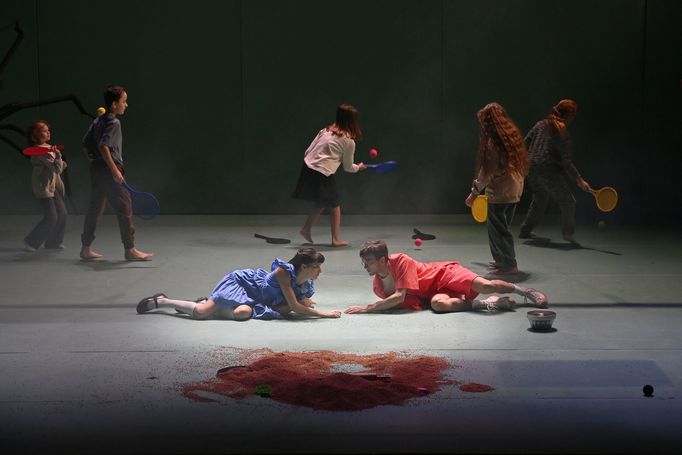 Na zemi jsou Anastázie Dobrodinská jako Mařenka a Richard Janča coby Jeníček.