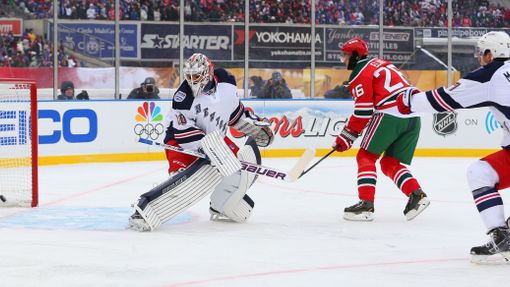 Stadium Series - Patrik Eliáš překonává Henrika Lundqvista