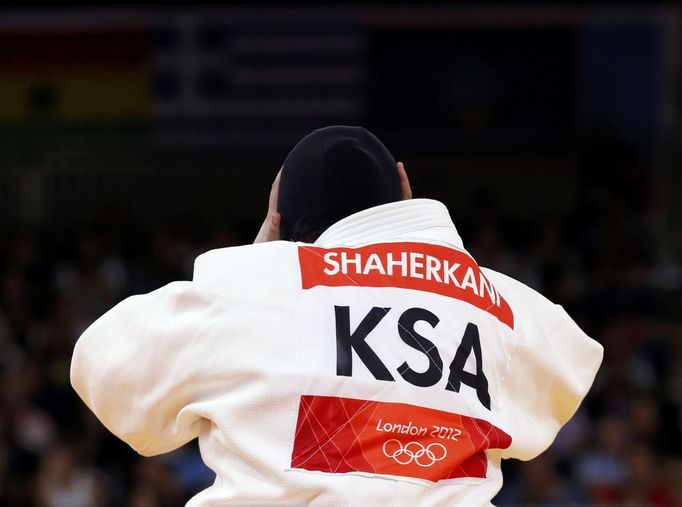 Saudi Arabia's Wojdan Shaherkani adjusts her headgear during her women's +78kg elimination round of 32 judo match against Puerto Rico's Melissa Mojica at the London 2012 Olympic Games August 3, 2012. REUTERS/Kim Kyung-Hoon (BRITAIN - Tags: SPORT JUDO SPORT OLYMPICS) Published: Srp. 3, 2012, 9:52 dop.