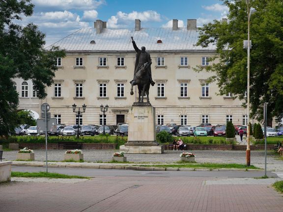 Socha Jana Zamojského a v pozadí jeho palác.