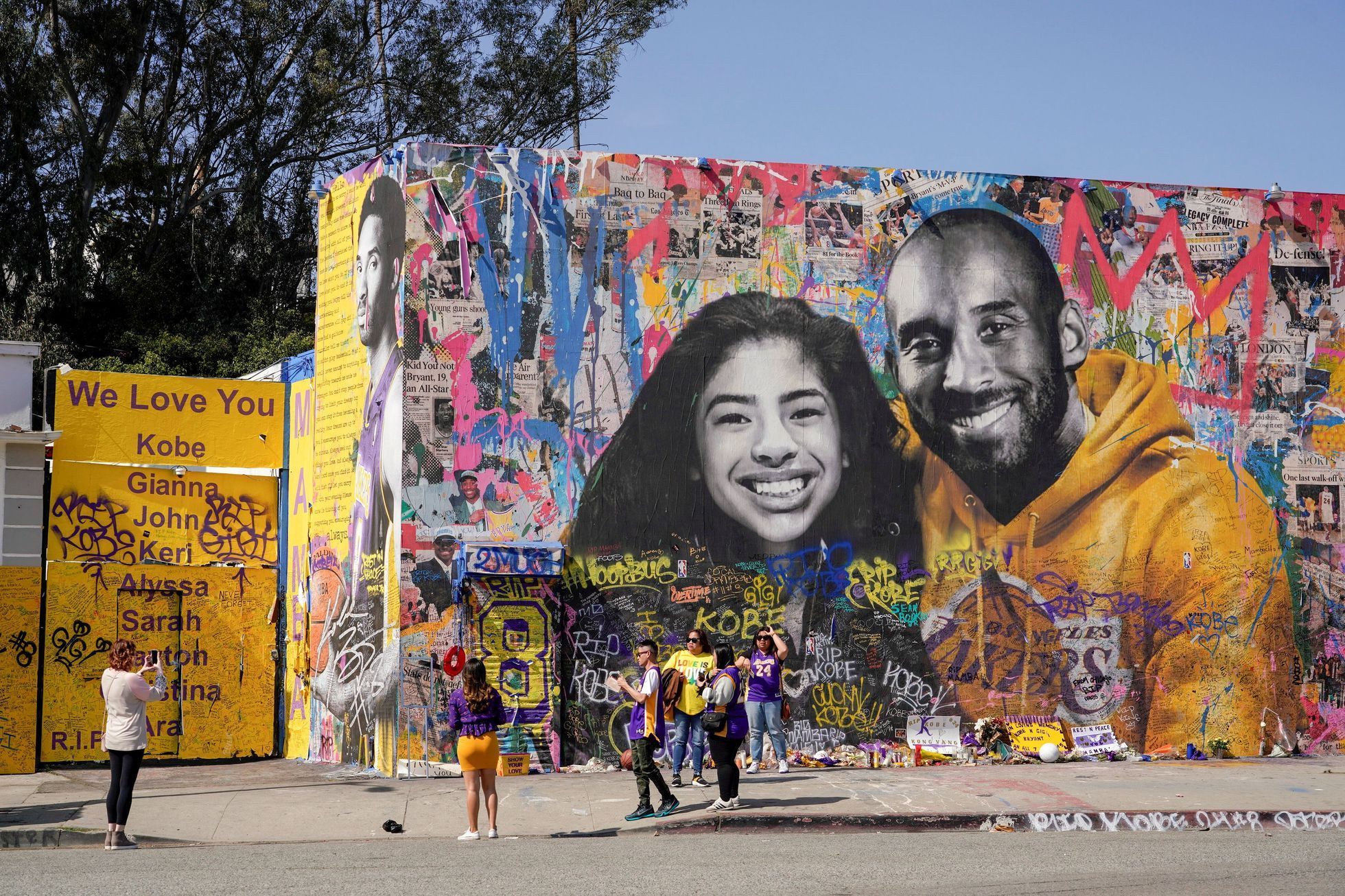 Nejhezčí fotky Reuters 2020 - Graffiti s portrétem zesnulé hvězdy NBA Kobeho Bryanta a jeho dcery Gianny
