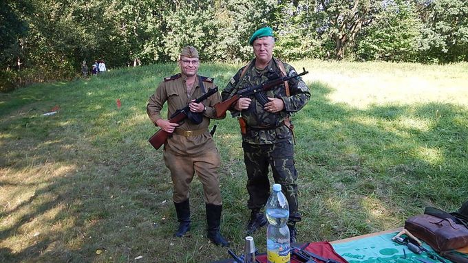 Muži s nášivkami Národní domobrany učili v roce 2017 střílet děti v Orlové.