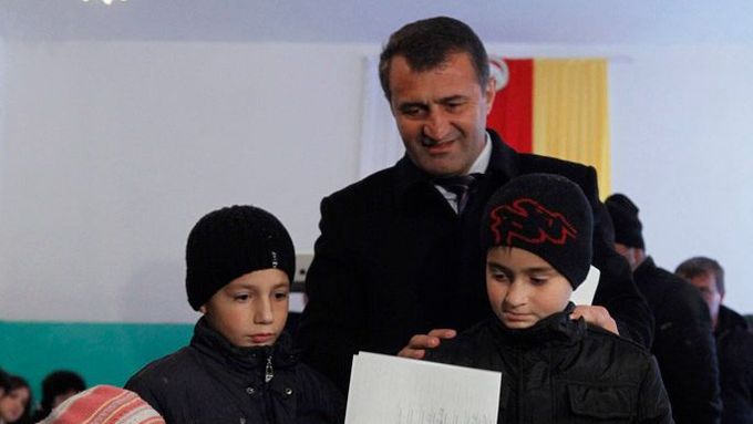 Anatolij Bibilov u volební urny v Cchinvali s rodinou.