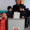 Anatolij Bibilov u volební urny s rodinou