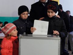 Anatolij Bibilov u volební urny v Cchinvali s rodinou.