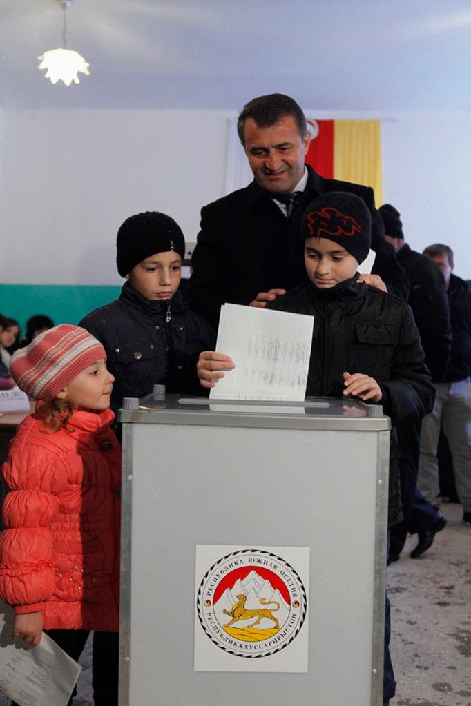 Anatolij Bibilov u volební urny v Cchinvali s rodinou.