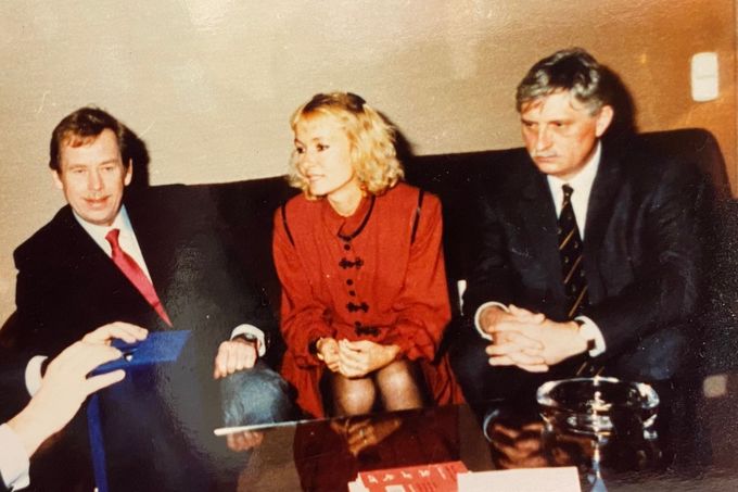 Prezident Václav Havel, překladatelka Monika Zgustová a Jiří Dienstbier v 90. letech v Barceloně.