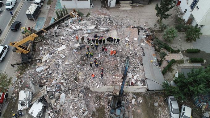 Následky zemětřesení v albánském městě Drač