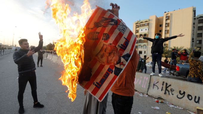 Hořící transparent s podobiznou Donalda Trumpa během protestů před americkou ambasádou v Bagdádu.