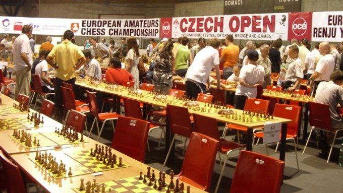 Desítky rozehraných partií, hloučky vášnivě diskutující o každém tahu. I to je festival šachu a her Czech Open.