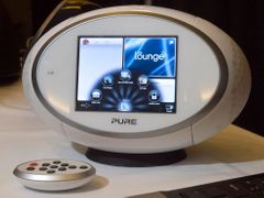 Internetové rádio Sensia 200D umí spolupracovat s Facebookem a Twitterem a je napojeno na hudební službu Pure, která byla tento týden spuštěna ve Velké Británii. Přístroj za 450 dolarů bude k dostání od dubna 2012.