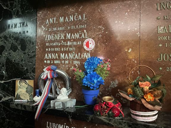 Místo s Mančalovou urnou se v pražském kolumbáriu Husova sboru vyjímá. Byl prý fanouškem fotbalového klubu Slavia Praha.