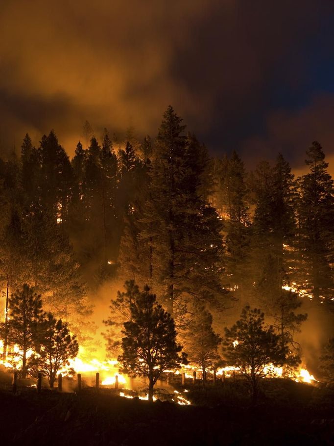 The Little Bear Fire burns in the Lincoln National Forest near Ruidoso, New Mexico, in this June 13, 2012 U.S. Forest Service handout photo. Some of the 2,500 people forced to evacuate their central New Mexico houses by wildfires raging near the resort village of Ruidoso began returning home this week with the help of National Guard troops, officials said. Photo taken June 13, 2012. REUTERS/Kari Greer/US Forest Service/Handout (UNITED STATES - Tags: DISASTER ENVIRONMENT) FOR EDITORIAL USE ONLY. NOT FOR SALE FOR MARKETING OR ADVERTISING CAMPAIGNS. THIS IMAGE HAS BEEN SUPPLIED BY A THIRD PARTY. IT IS DISTRIBUTED, EXACTLY AS RECEIVED BY REUTERS, AS A SERVICE TO CLIENTS Published: Čer. 17, 2012, 3:59 dop.