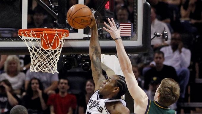 Leonard (San Antonio Spurs ) bojuje o míč Haywardem (Utah Jazz ) během zápasu play off NBA game v San Antoniu