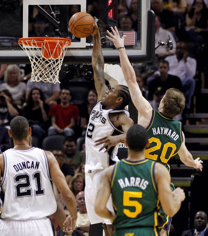 Leonard (San Antonio Spurs ) bojuje o míč Haywardem (Utah Jazz ) během zápasu play off NBA game v San Antoniu