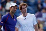 Novak Djokovič a Andy Murray pózují fotografům před finále US Open.