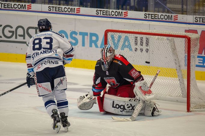 13. kolo hokejové Tipsport extraligy, Vítkovice - Hradec Králové: Šimon Stránský proměňuje nájezd proti Marku Mazancovi.