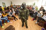 Děti na Základní škole Antonína Baráka v Lovosicích si vyzkoušely, jaké to je, nosit protichemický oblek.